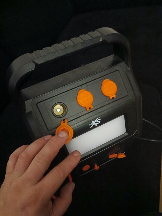 Auto. Starter prostownik latarka ładowarka