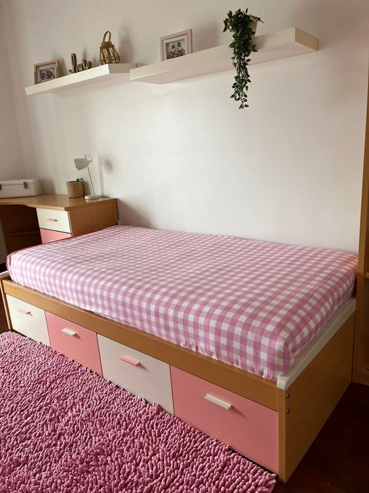 Mobília de quarto solteiro em cor natural, branco e rosa em bom estado