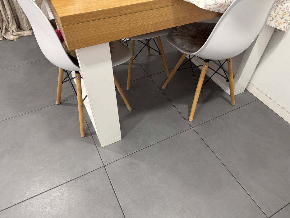 Mesa em madeira extencivel.