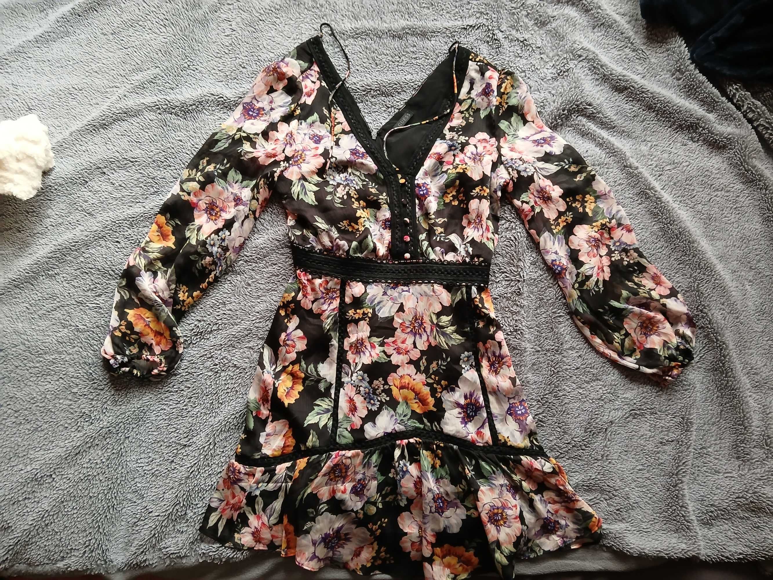 Sukienka krótka, mini Guess z kwiatowym wzorem model ‘ELANA’ - czarny
