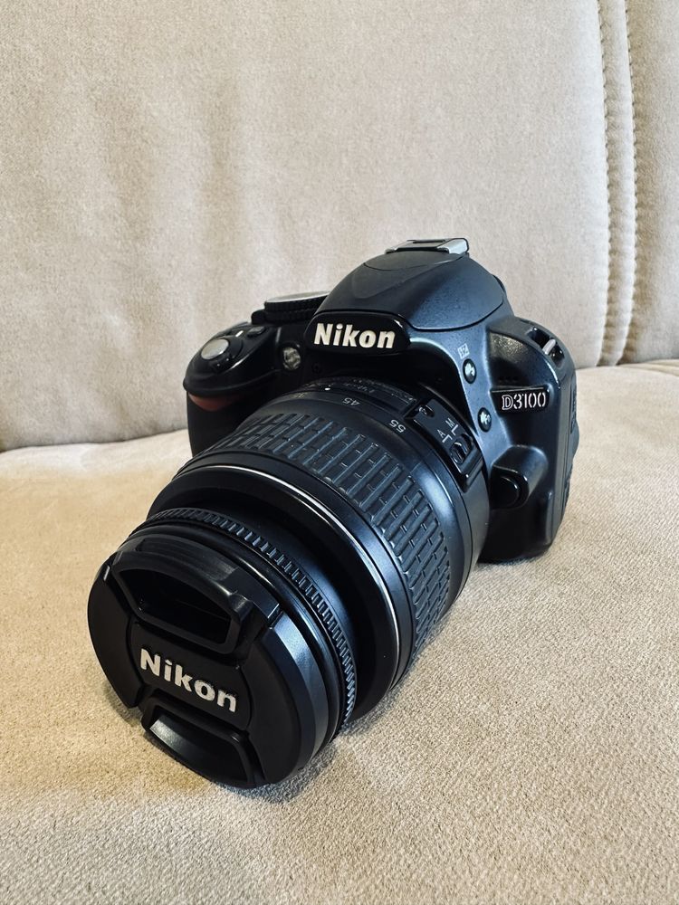 Nikon D3100 з об'єктивом Nikon DX AF-S NIKKOR 18-55mm
