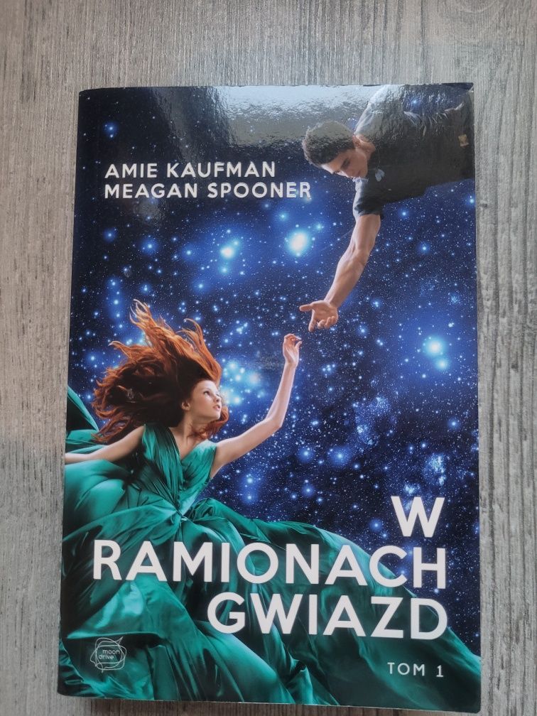 "W ramionach gwiazd. Tom 1" - Amie Kaufman, Meagan Spooner
