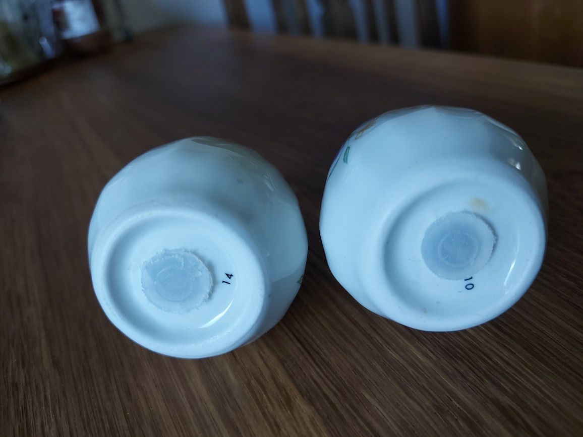 Śliczny ceramiczny komplet: solniczka i pieprzniczka