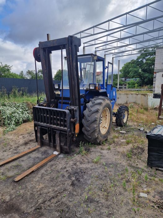 Terenowy wózek widłowy 4x4