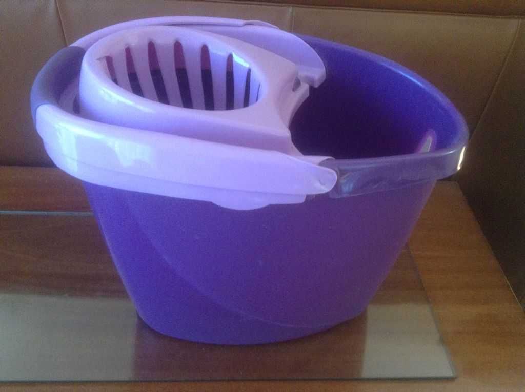 2 w 1  wiadro z wyjmowanym pojemnikiem z brudną wodą.