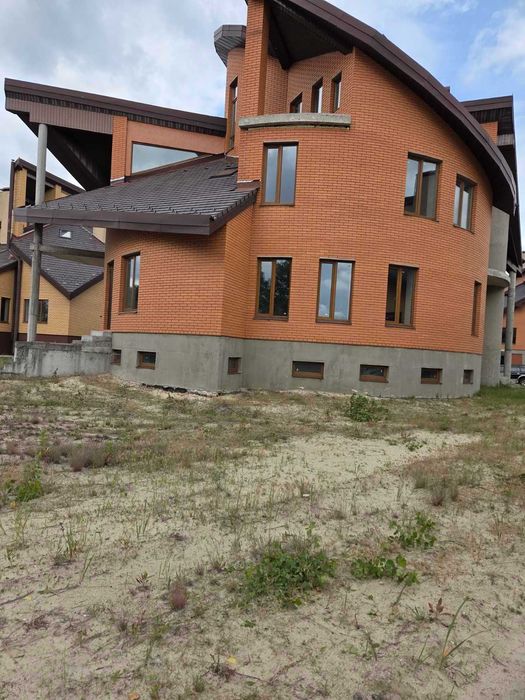 Будинок біля води. Будинок на березі Дніпра.