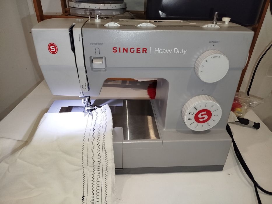 Máquina de costura heavy duty 4411