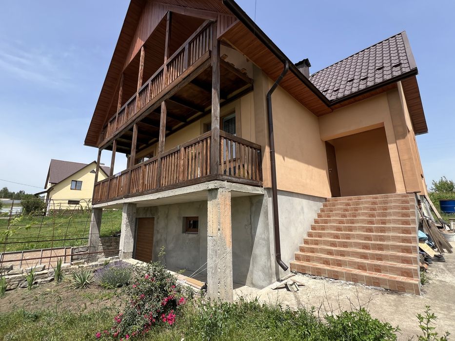 Продам чудовий новий будинок з ремонтом в затишному місці!