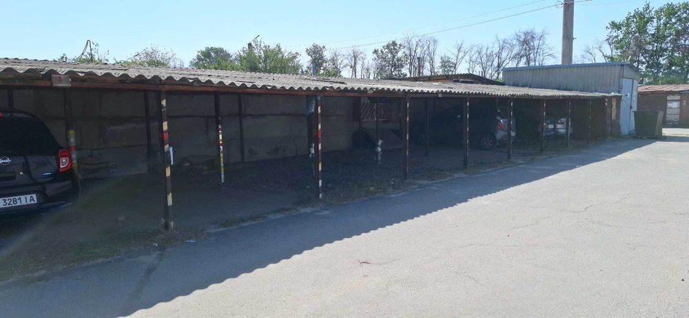 Крытое паркоместо на охраняемой стоянке по улице Ньютона