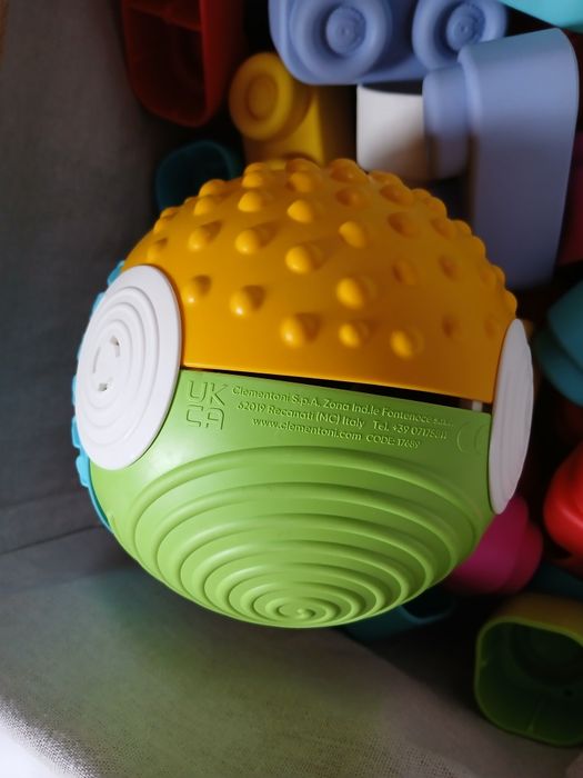 Kula sensoryczna i duży zestaw gumowych klocków Clementoni