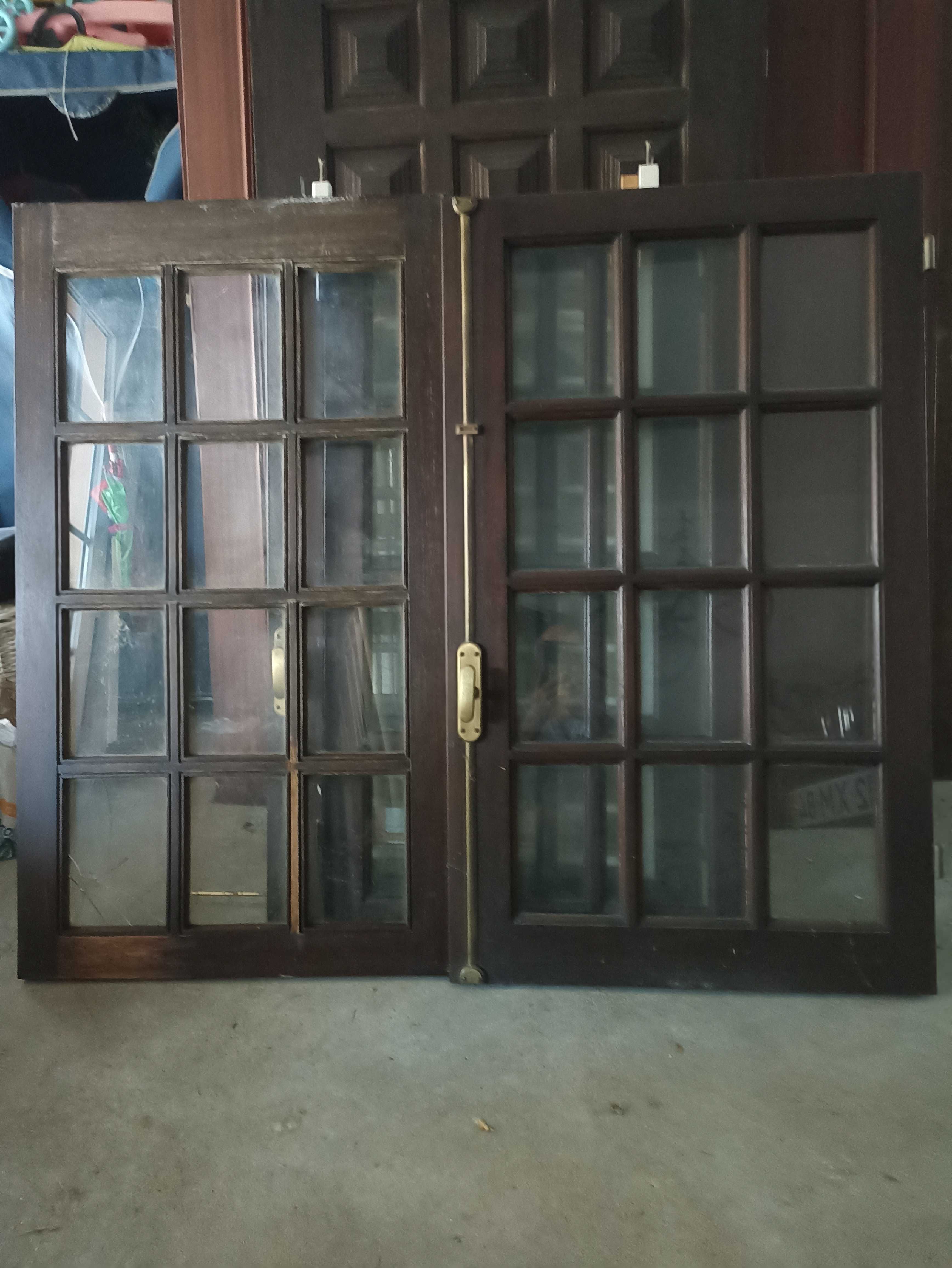 Portas interiores e exteriores em madeira maciça