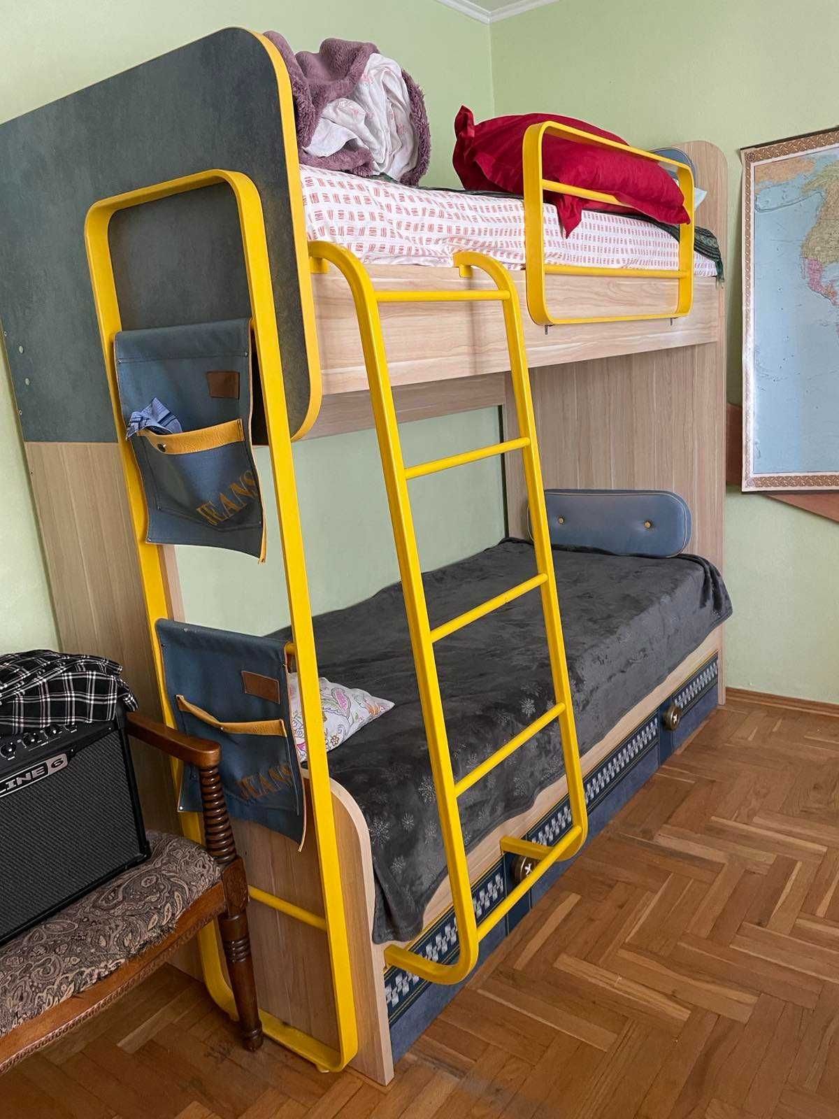 Двухъярусная кровать и письменный стол б/у