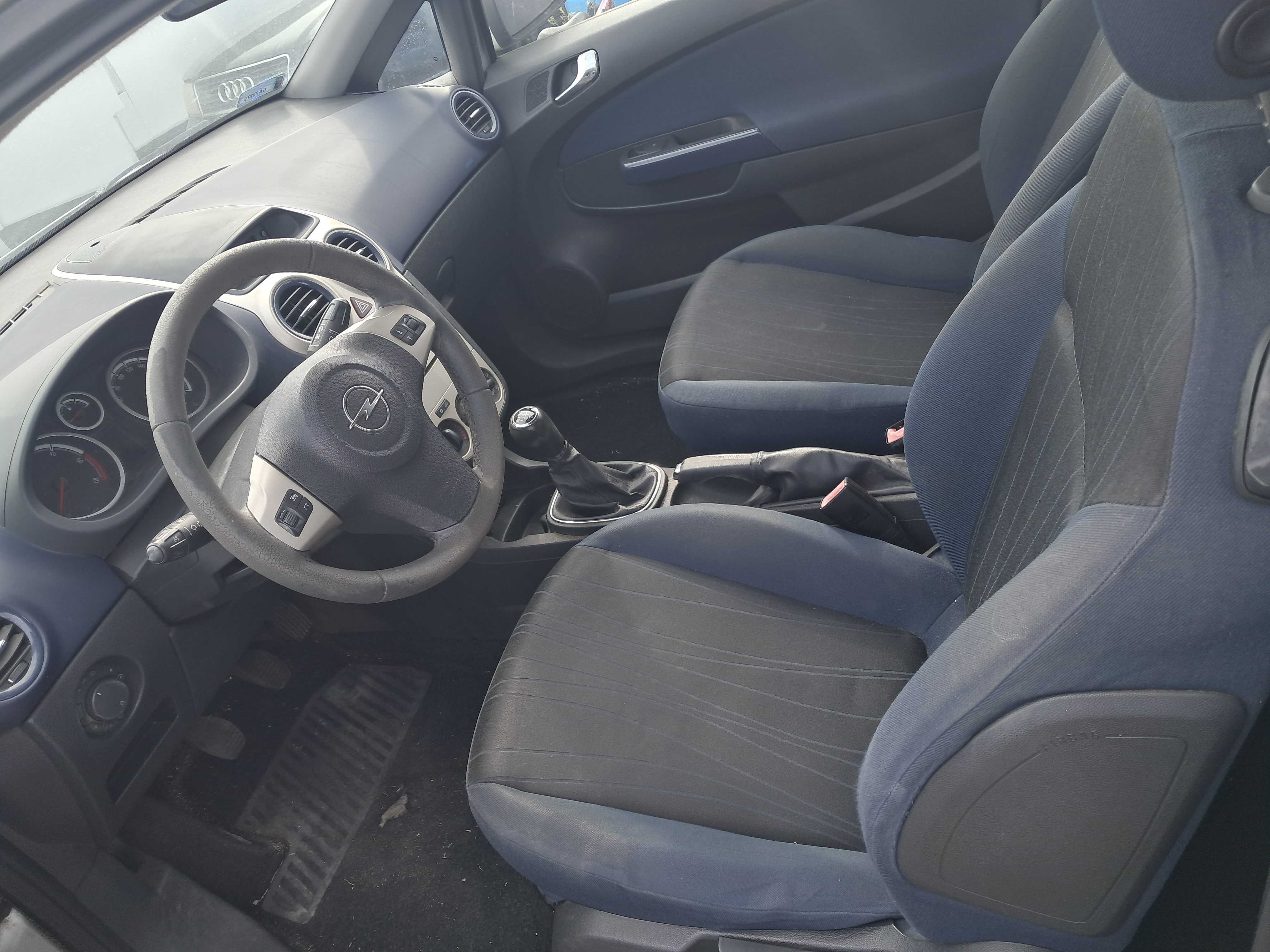 Opel Corsa D na Części 3 Drzwi 1.3cdti Manual Kolor Srebrny Zdrowe El.