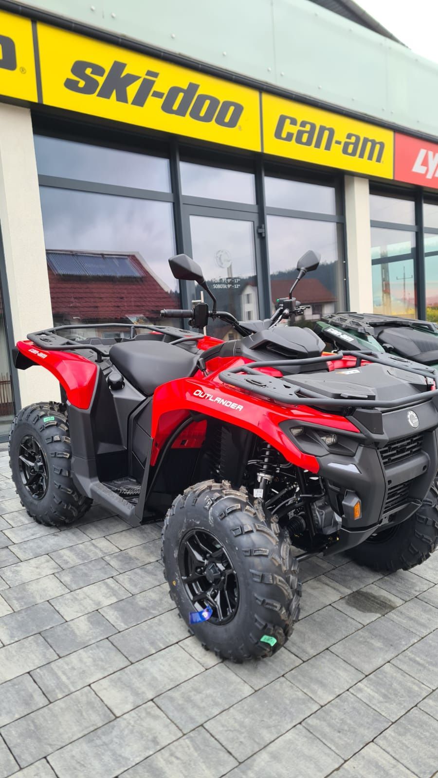 BRP Quad Can-Am Outlander DPS T 700 Legion Red model 2024 od reki