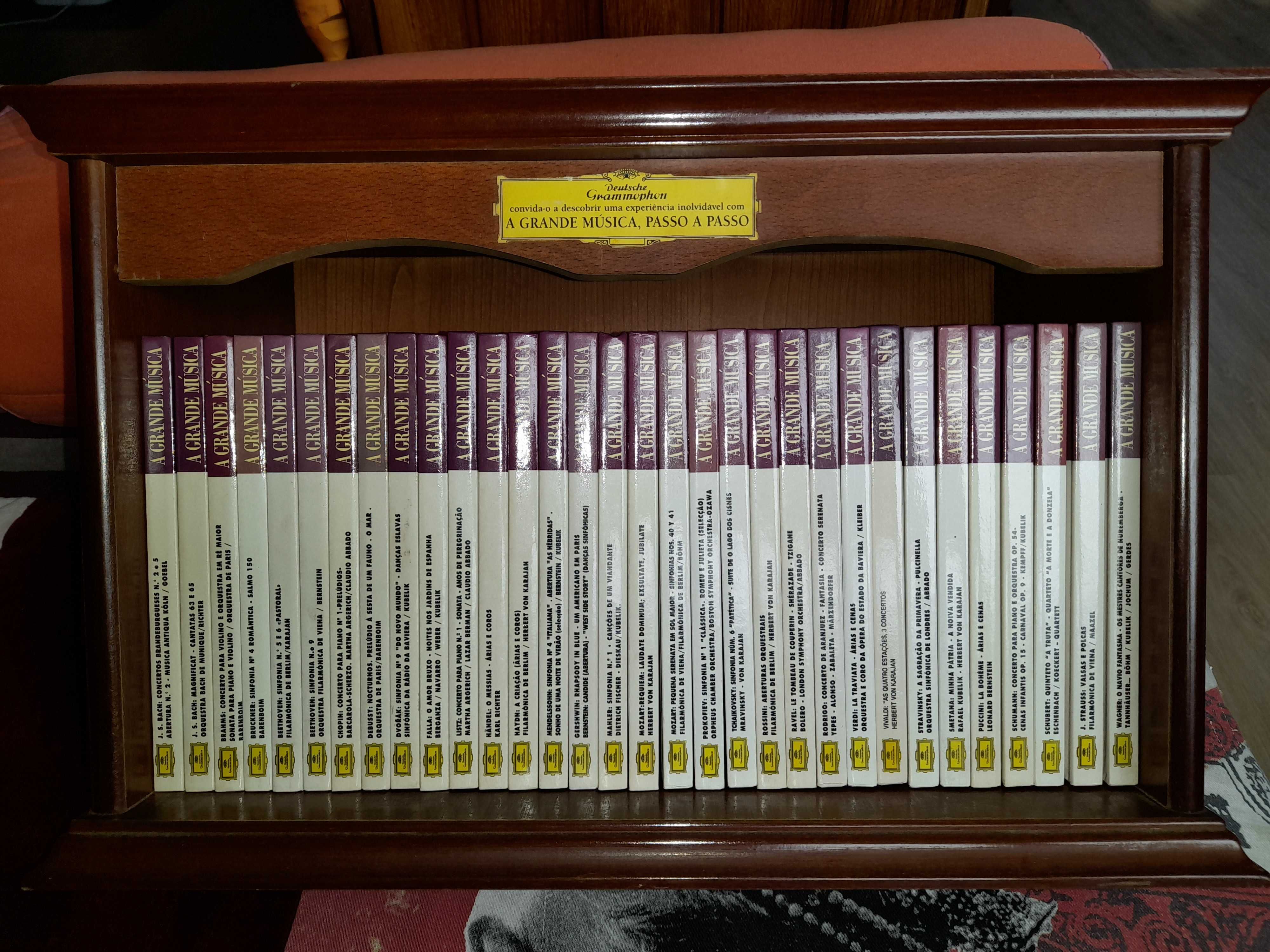 Coleção da grande musica clássica ,32 cds+ livro + móvel