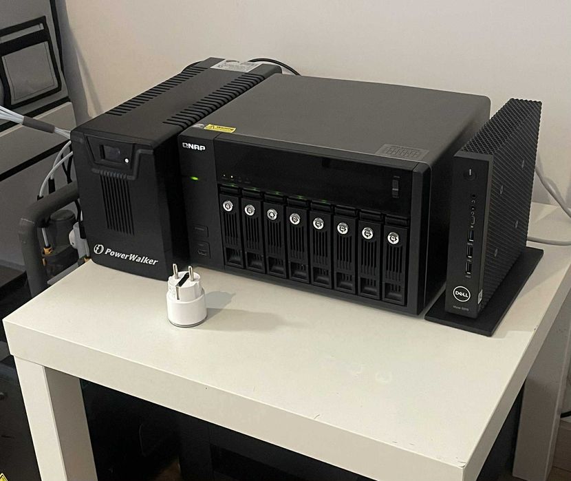 QNAP TS-869 PRO 8 Slotow/kieszeni dyskowych !