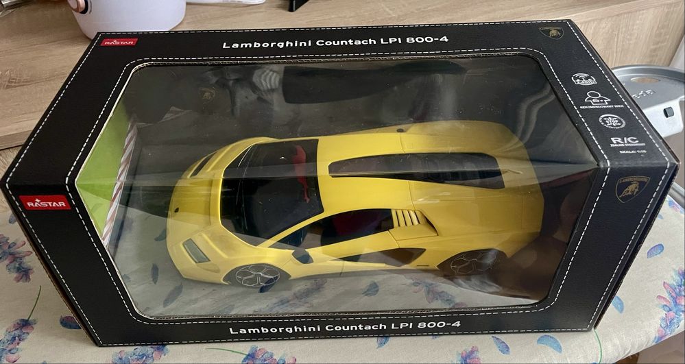 Lamborghini Countach LPI 800-4  auto w skali 1:16