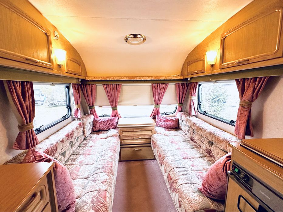 Cukierkowa przyczepa kempingowa Bailey 2-3 os