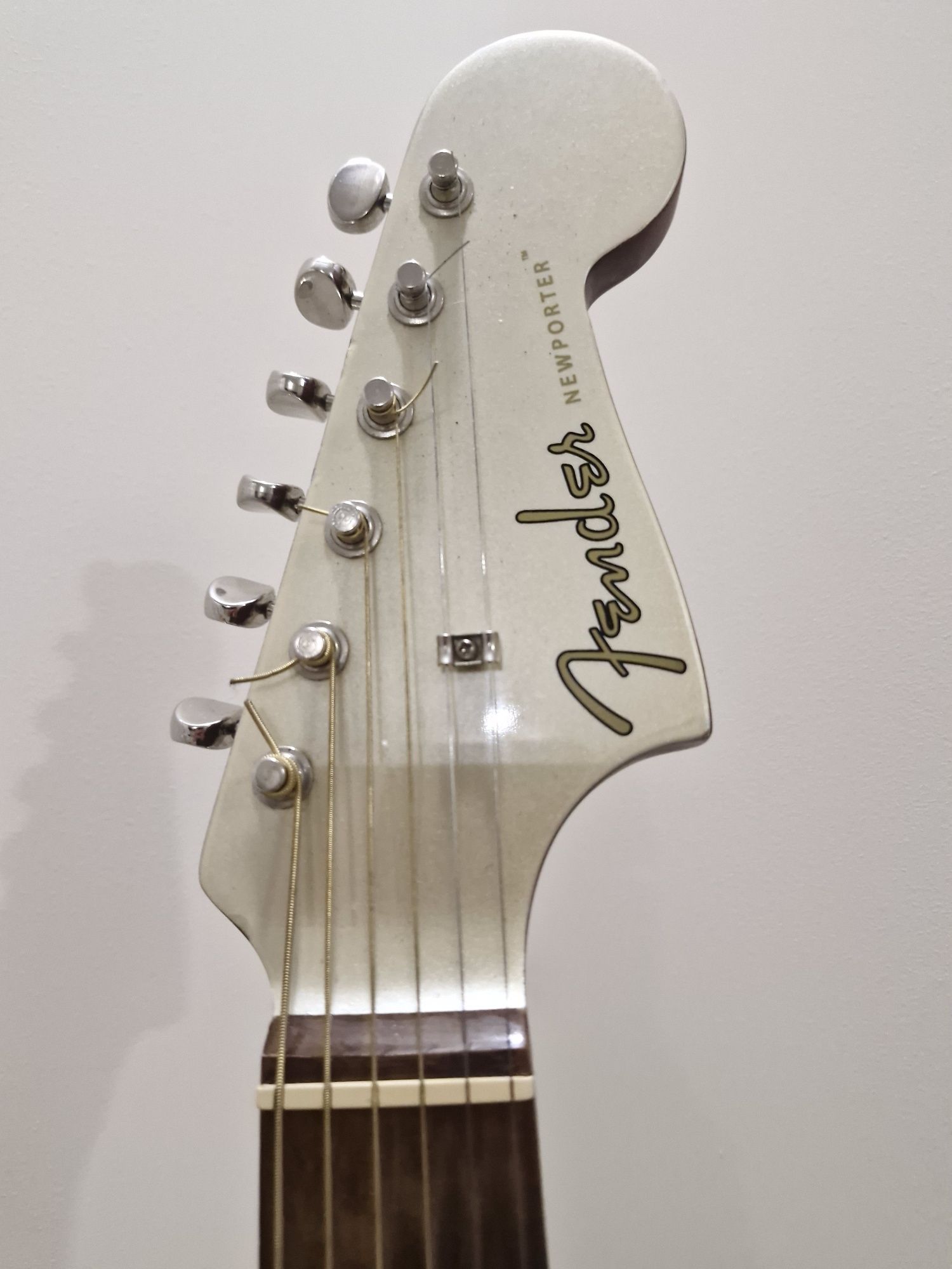 Електроакустична гітара fender newporter