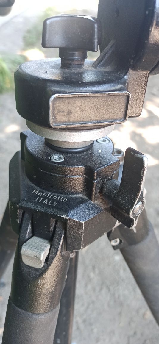 Manfrotto Swarovski Tripod - профессиональный видеоштатив манфротто