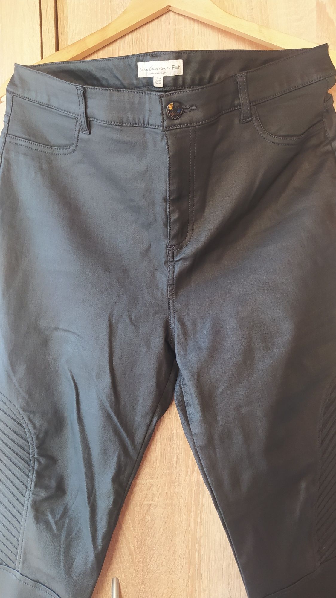 Czarne spodnie woskowane F&F 14(42)