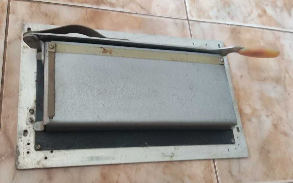 Різак шабельний для фотобумаги