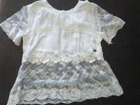 Blusa com renda, de cor branco sujo para menina