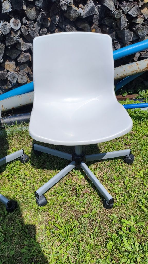 Krzesło Ikea biurowe.