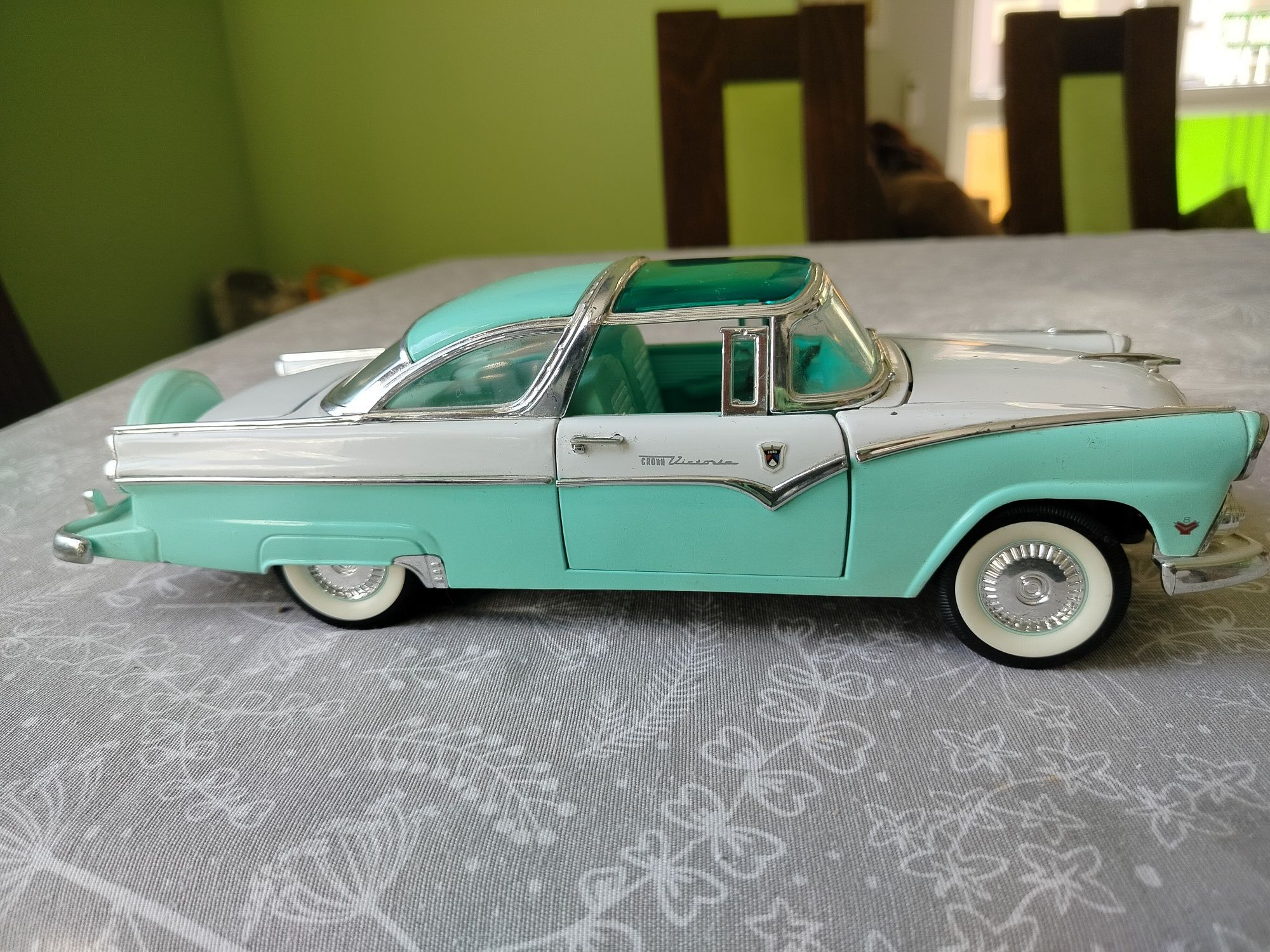 Model starego  auta 1:18