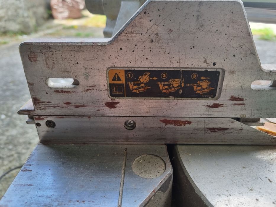 Pilarka ukosnica DeWalt DW712