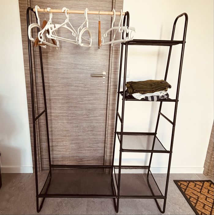 Suporte para roupa com estante