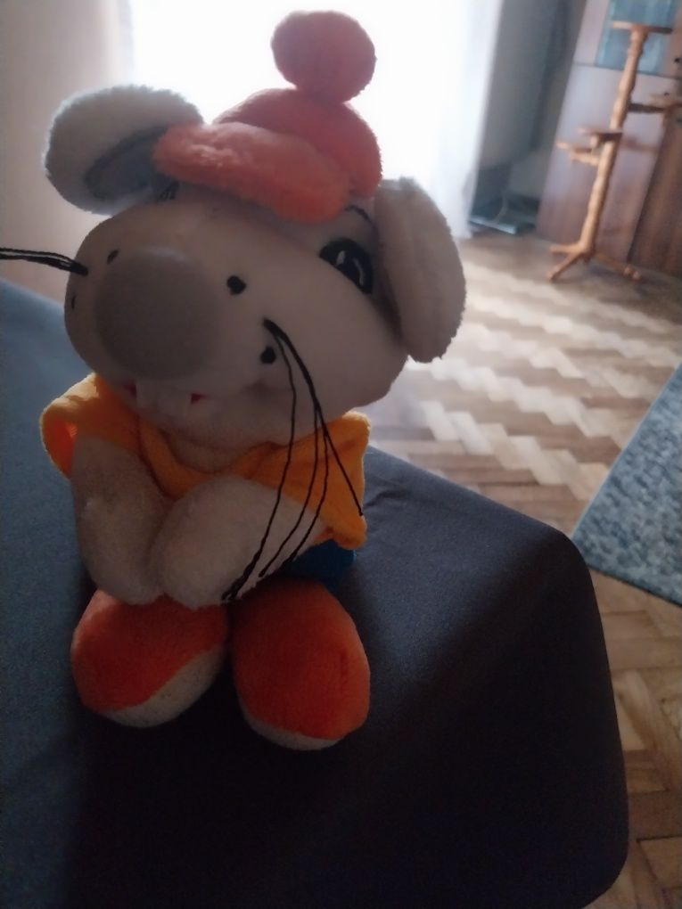 Piękna pluszowa mysz ubrana
