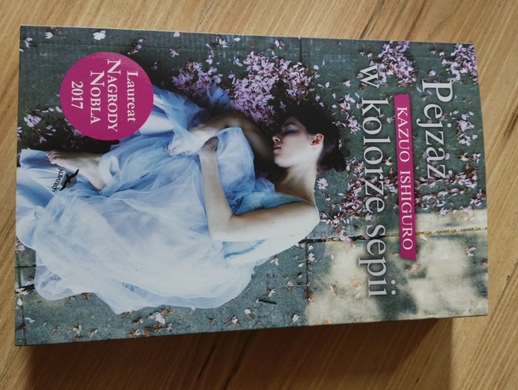 Pejzaż w kolorze sepii, Kazuo Ishiguro