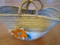 Cesta de ráfia decorada