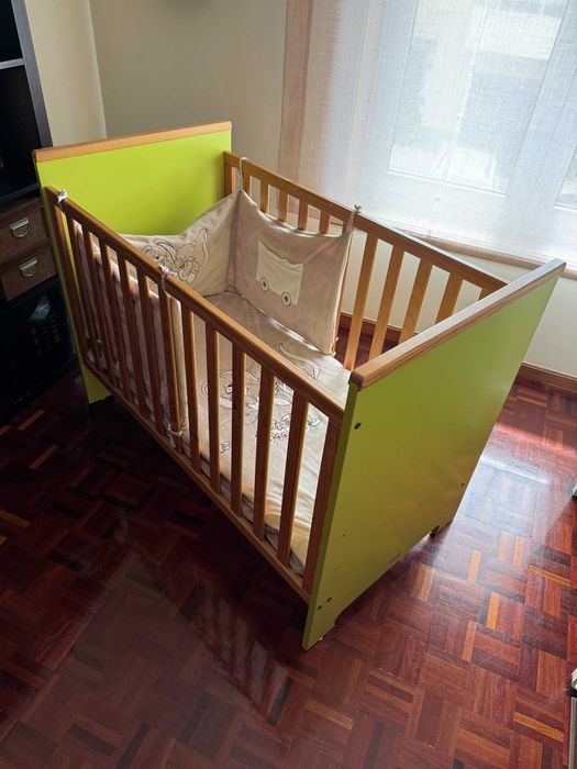 Cama de grades para bebé em verde