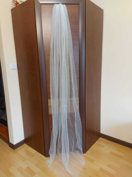 Długi welon ślubny – 230 cm, zimna biel z brokatem