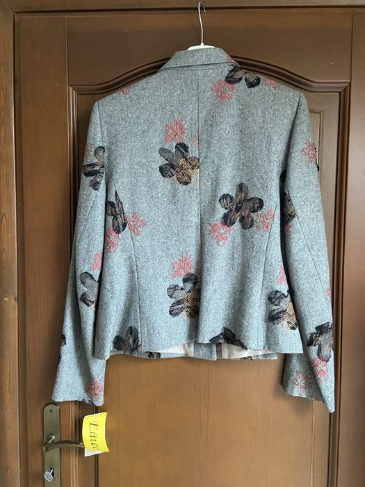 Żakiet z aplikacjsmi kwiatowymi