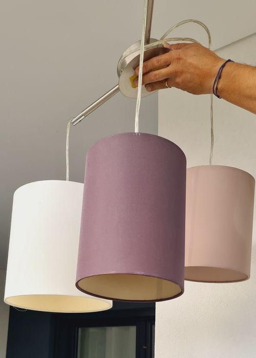 Candeeiro de teto com três abajues, em tons de castanho, beje e creme