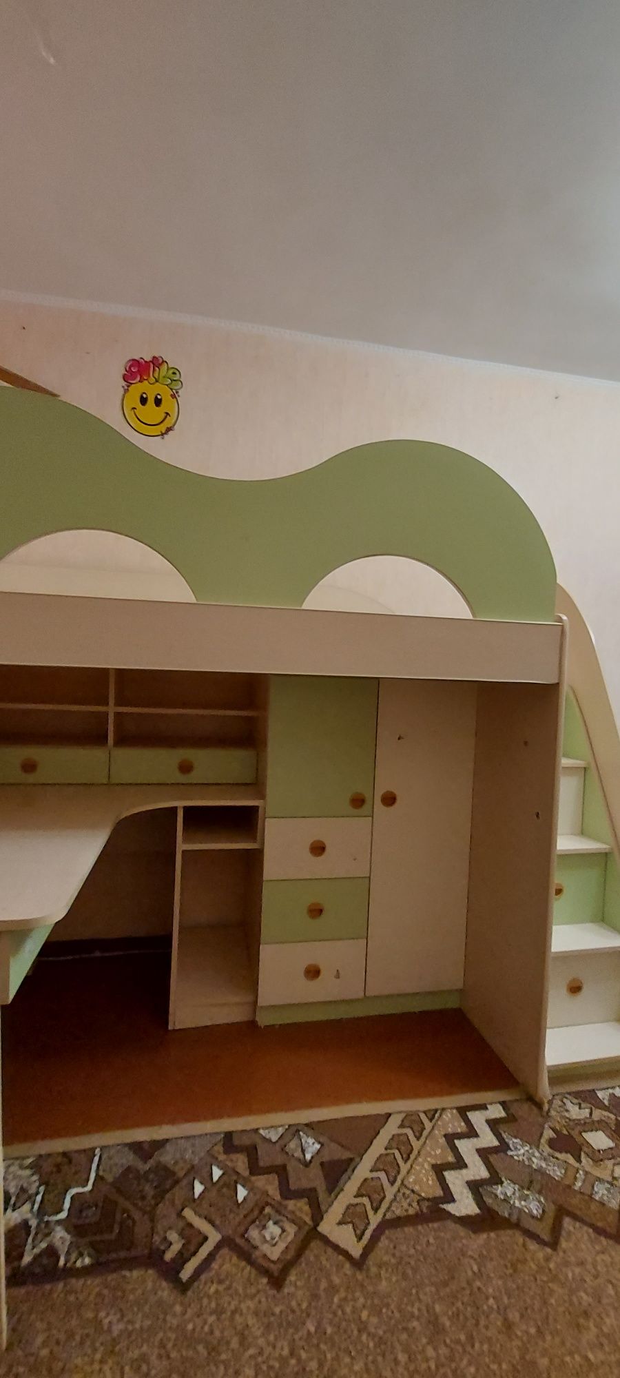 Кроватка дитяча з шкавчиками та столом