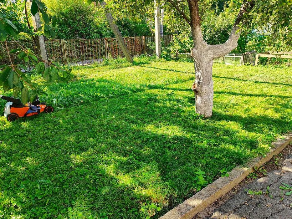 Косіння трави,бурянів.