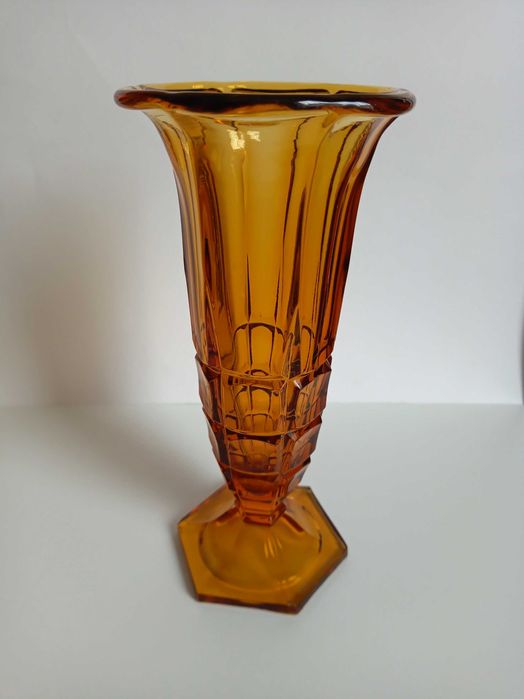 Wazon bursztynowy w stylu art deco.