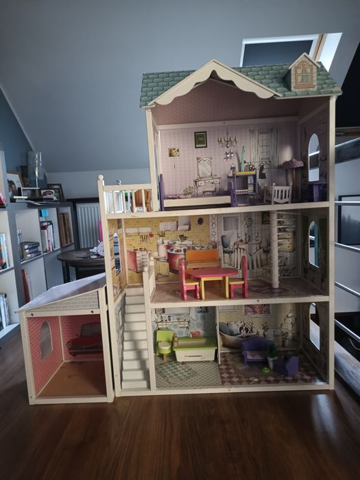 Drewniany domek dla lalek