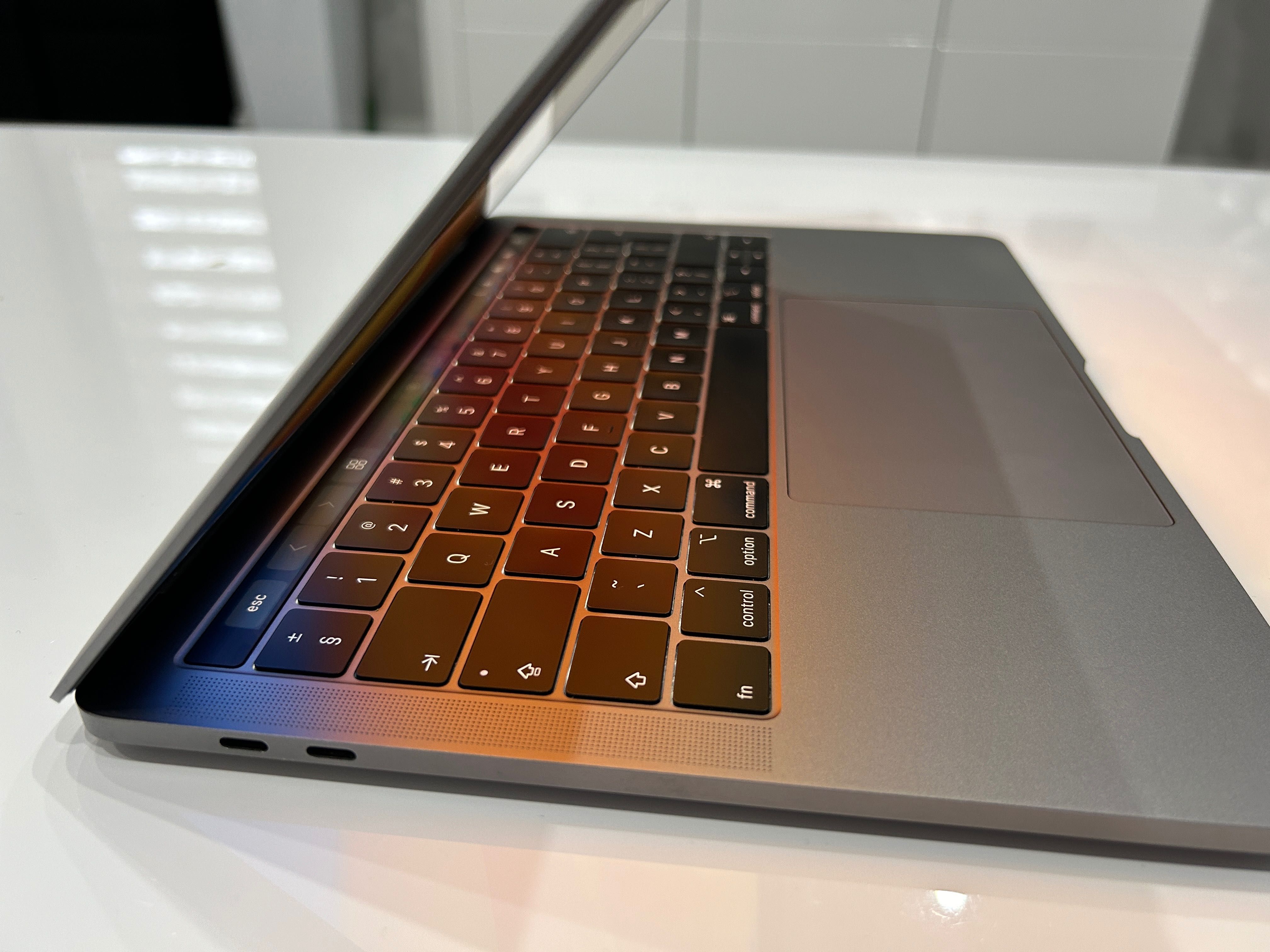 MacBook Pro 13'3 Touch Bar 2019/128GB/8GB/i5 Space Gray Polecam !!!