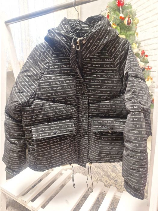 Чорна зимова куртка у стилі Balenciaga.
Стильно, тепло, комфортно
Стан