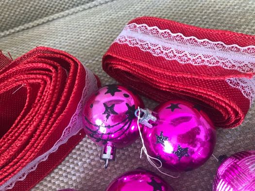 Bolas e enfeites de Natal (vermelho, rosa e prateado)