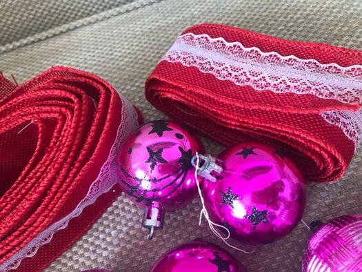 Bolas, enfeites e castiçais de Natal