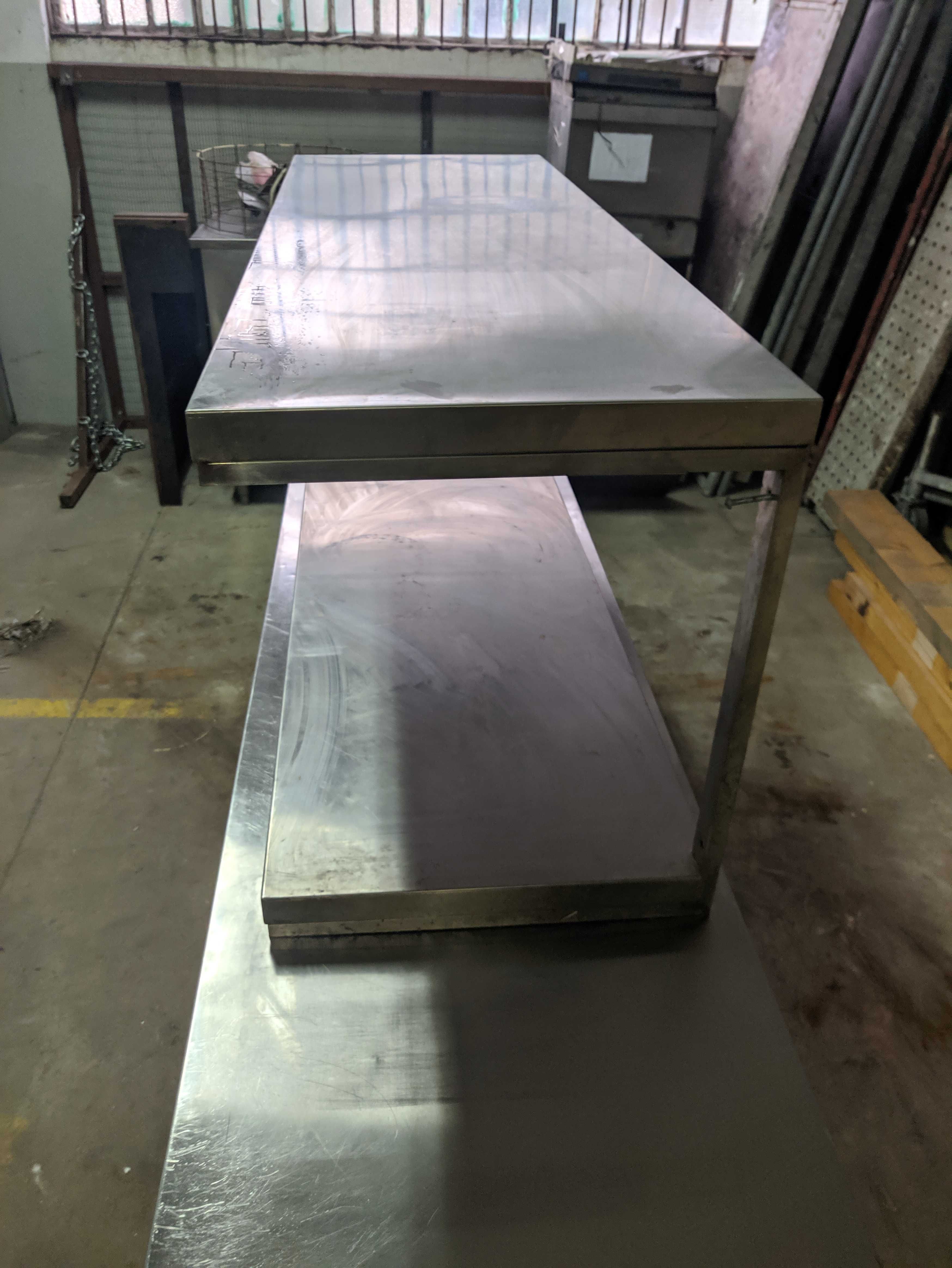 Conjunto de prateleiras robustas totalmente em aço inox. Em bom estado