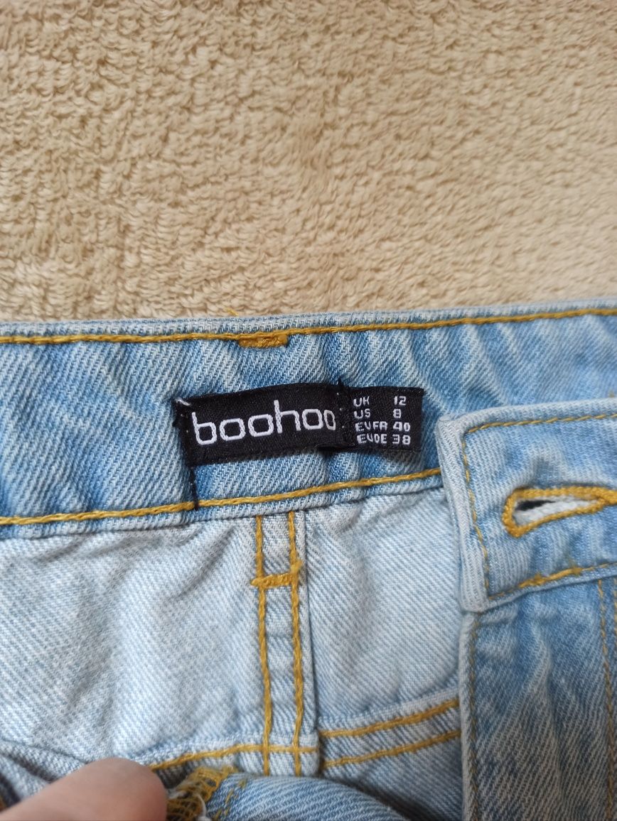 Szerokie spodnie modne z dziurami przetarciami Boohoo