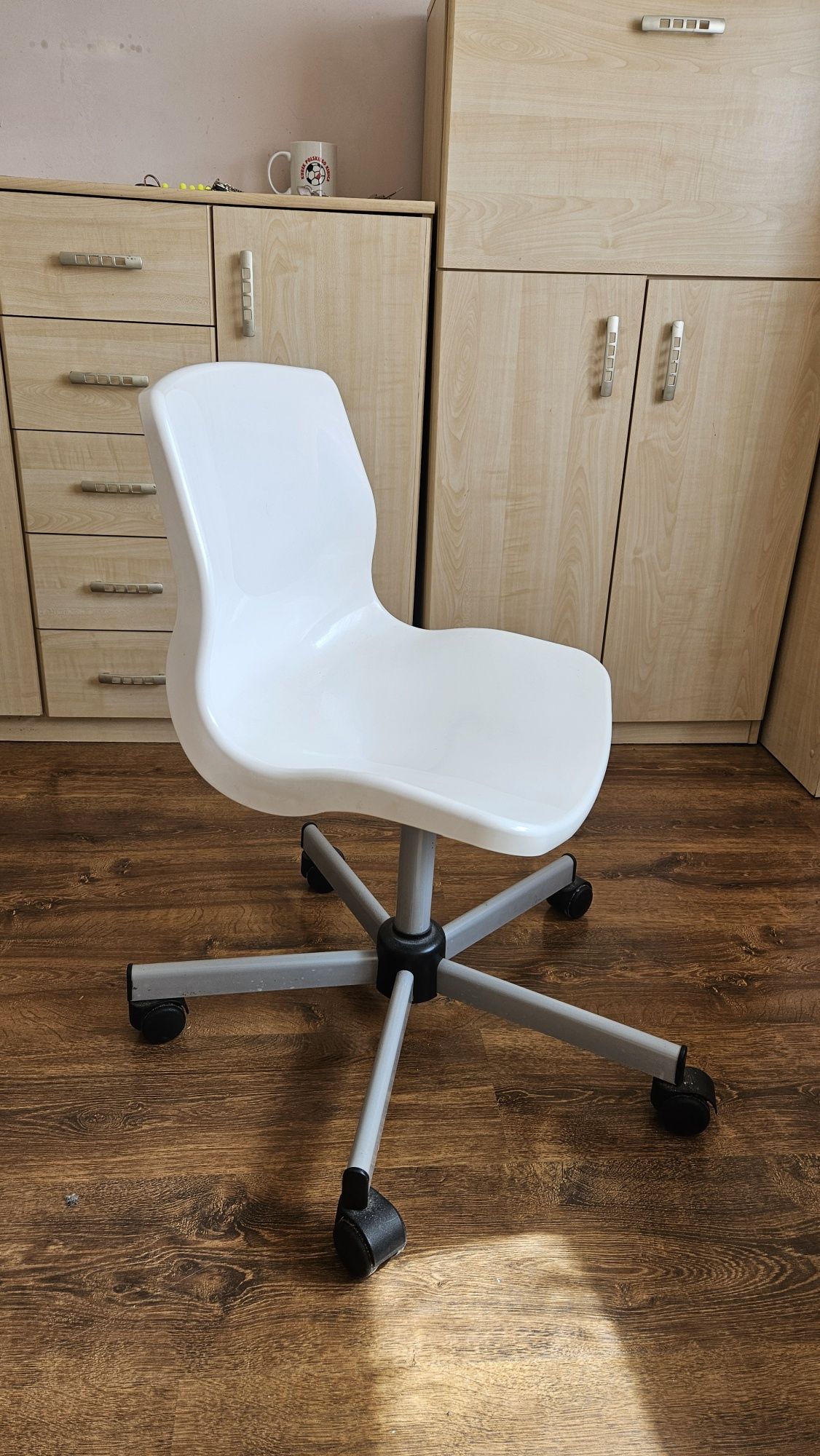Krzesło białe ikea
