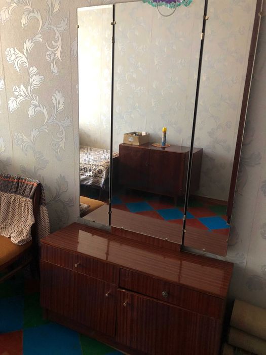 Тумбочки, трюмо б/у